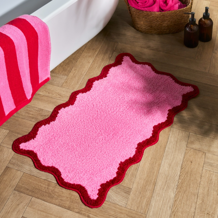 Scallop Edge Tufted Bath Mat - Pink/Red